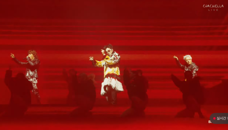 BigBang is performing on the outdoor theater stage at the Coachella Valley Music and Arts Festival held on the 13th (Korean time) in Indio, California, USA. Captured from Coachella YouTube