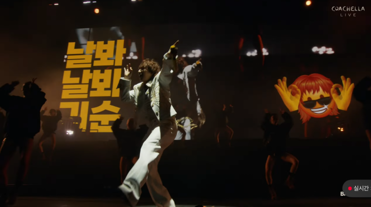 Bigbang is performing on the outdoor theater stage at the Coachella Valley Music and Arts Festival held in Indio, California, USA, on the 13th (Korean time). Capture from Coachella's YouTube.